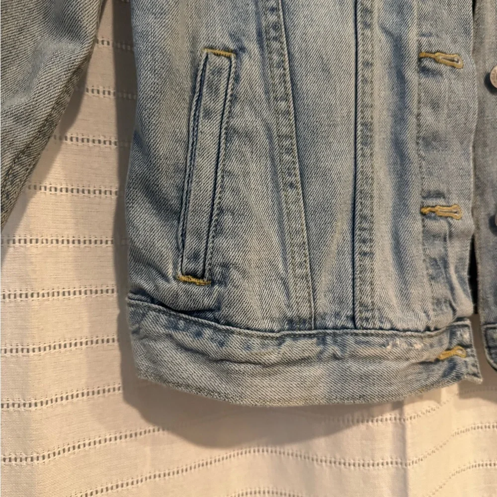 Like-New Gap Light Blue Oversized Distressed Denim Jacket 100% Cotton Size XS - Picture 4 of 6